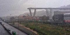 В итальянском городе Генуе рухнул автомобильный мост. По предварительным данным пожарной службы, жертвами обрушения стали десятки человек. Завалы разгребают около 40 спасателей. Из одного автомобиля удалось вытащить двоих пострадавших