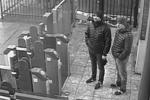 5 сентября Лондон назвал имена подозреваемых в покушении на Скрипалей в Солсбери: это якобы «офицеры ГРУ» Александр Петров и Руслан Боширов. Британская прокуратура утверждает, что именно эти люди были зафиксированы камерой слежения (и их вы можете наблюдать в этом стоп-кадре)&#160;(фото: Metroplitan Police/Global Look Press)