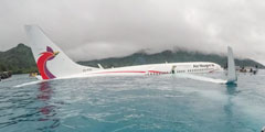 Пассажирский самолет Boeing 737-800 авиакомпании Air Niugini, который совершал посадку в аэропорту штата Чуук Микронезии, не рассчитал размеров взлетно-посадочной полосы и скатился в океан. Воздушное судно остановилось в воде примерно в 150 метрах от аэропорта