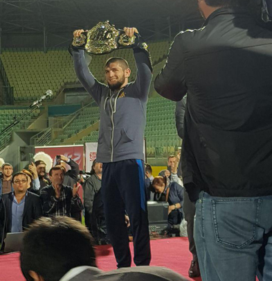 Хабиб Нурмагомедов на стадионе во время встречи с болельщиками – со своим чемпионским поясом