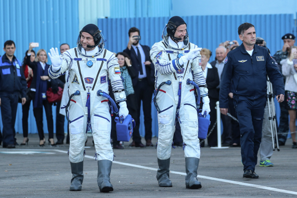 Члены основного экипажа МКС-57/58 космонавт Алексей Овчинин и астронавт НАСА Ник Хейг машут собравшимся перед стартом ракеты-носителя «Союз-ФГ»