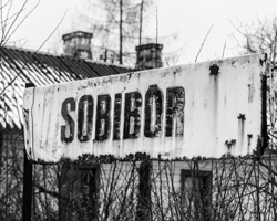 Табличка железнодорожного  полустанка Собибор рядом с лагерем смерти (фото: Антон Денисов/РИА  Новости)