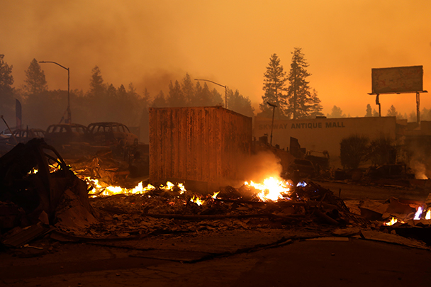 Последствия лесного пожара в Калифорнии