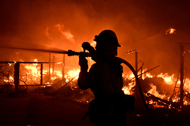 Борьбу с огнём круглосуточно ведут более 3200 пожарных, но пока власти заявляют, что с пожаром вряд ли удастся справиться в ближайшие дни