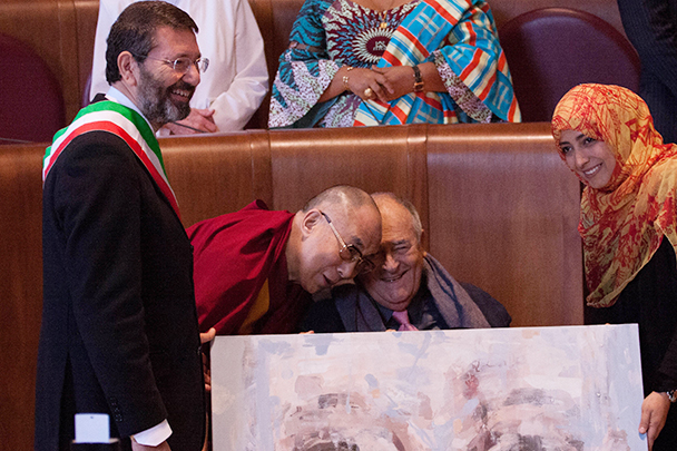 Бернардо Бертолуччи получает награду за свою работу от Далай-ламы. День закрытия Всемирного саммита Нобелевской премии мира в Риме во дворце Кампидольо