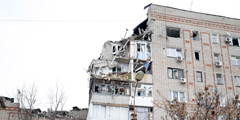 На девятом этаже жилого дома в городе Шахты Ростовской области взорвался газ. Повреждены четыре квартиры на девятом и восьмом этажах. На данный момент известно об одном погибшем, судьба еще четырех неизвестна. Из дома эвакуированы 140 человек