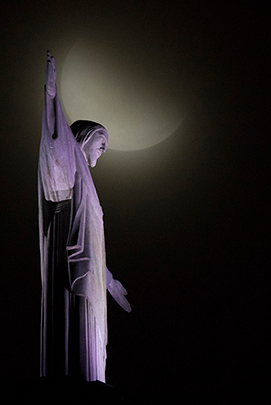 Кровавая луна над статуей Христа-Искупителя в Рио-де-Жанейро