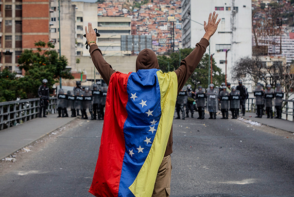 Среди противников Мадуро встречаются и те, кто готов выражать свой протест мирным способом