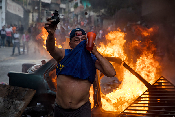 Один из участников протеста показывает шумовую гранату, которую спецслужбы использовали для разгона толпы революционеров