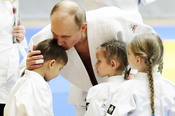 Юные спортсмены поприветствовали президента России