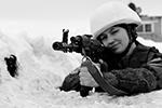 Женщина-военнослужащая 200-й мотострелковой бригады на военном стрельбище в поселке Печенга&#160;(фото: Лев Федосеев/ТАСС)