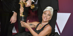 Церемония вручения премий «Оскар» прошла в Лос-Анджелесе. Леди Гага получила награду в номинации «Лучшая песня к фильму» («Звезда родилась»). На церемонию певица надела самое известное в мире ожерелье с бриллиантом канареечно-желтого цвета, который получил название «Бриллиант Тиффани»