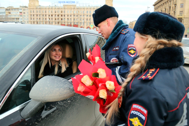В Международный женский день сотрудники дорожно-патрульной службы традиционно останавливают машины с целью не проверить документы, а подарить цветы женщине-водителю