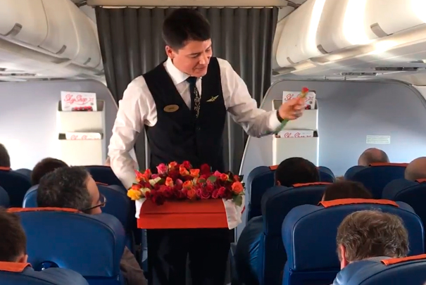 Аэрофлот поздравил пассажиров-женщин с 8 Марта цветами и стихами