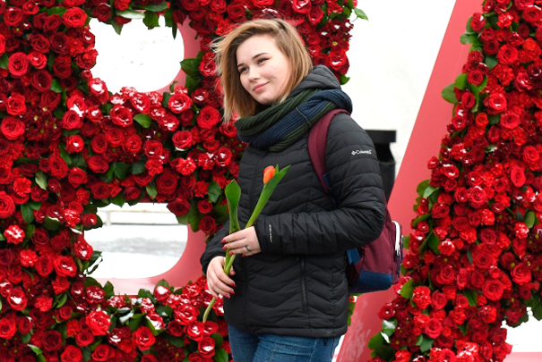В столичном парке «Зарядье» фразу «Вам, любимые!» изобразили в виде инсталляции из 12 тысяч цветов