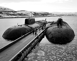 Атомные подводные лодки Северного флота «Смоленск» и «Воронеж» на штатной стоянке (фото: Лев Федосеев/ТАСС)