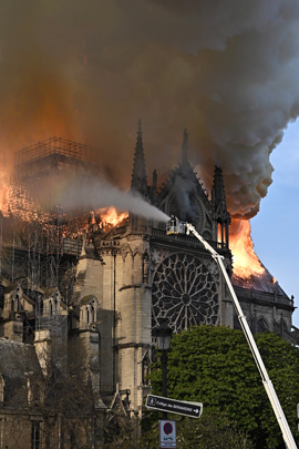 Франция. Париж. Ликвидация пожара в соборе Парижской Богоматери
