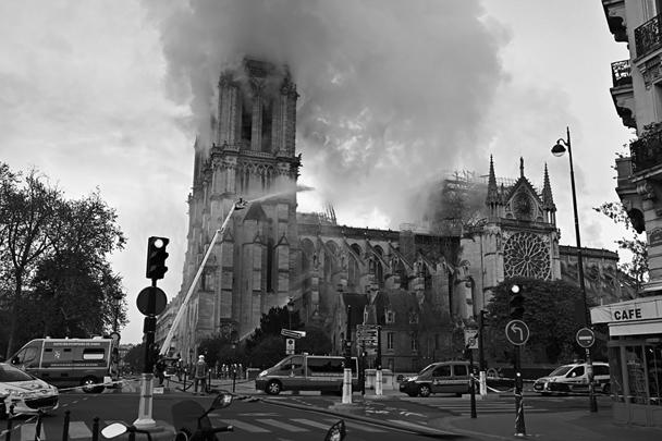 Ликвидация пожара в соборе Парижской Богоматери