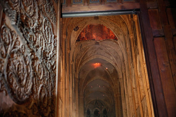 Мрачная картина внутри собора: со сводов сыпятся раскаленные угли