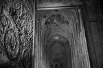 Мрачная картина внутри собора: со сводов сыпятся раскаленные угли&#160;(фото: Philippe Wojazer/Pool/Reuters)
