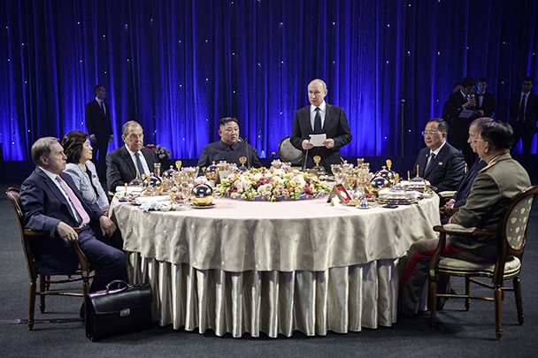 После переговоров президент России приготовил для гостя торжественный обед. Ким Чен Ына угостили блюдами традиционной русской кухни: борщом, пельменями, дальневосточной икрой и другими