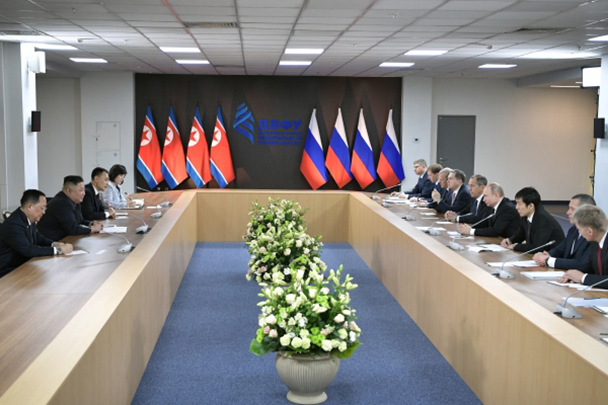 Позже лидеры КНДР и России провели заседание с членами делегаций государств