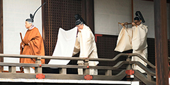 Император Японии Акихито отрекся от престола в пользу старшего сына – 59-летнего наследного принца Нарухито. Таким образом 85-летний Акихито стал первым императором в современной истории Японии, который решил добровольно уйти на пенсию 