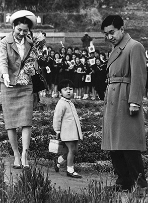 На этом снимке четырехлетний Нарухито (в центре), который 1 мая официально вступит в должность императора Японии, на прогулке со своими родителями – императором Акихито и императрицей Митико 