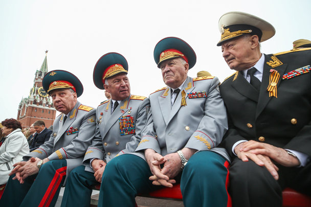 Перед началом парада Победы Владимир Путин кратко пообщался с ветеранами и почетными гостями, поздравив их с праздником