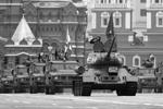Во главе механизированной колонны – один из символов Победы, легендарный танк Т-34&#160;(фото: Shamil Zhumatov/Reuters)