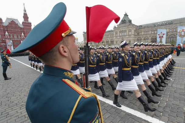 Женщины-военнослужащие маршируют по Красной площади