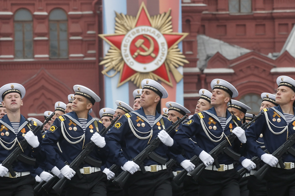 Военнослужащие Военно-морского флота России маршируют по Красной площади