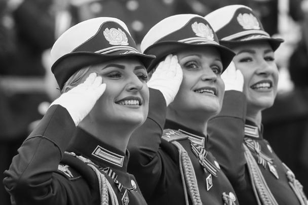 Сводный женский парадный расчет Министерства обороны РФ стал одним из главных украшений военного парада в Москве