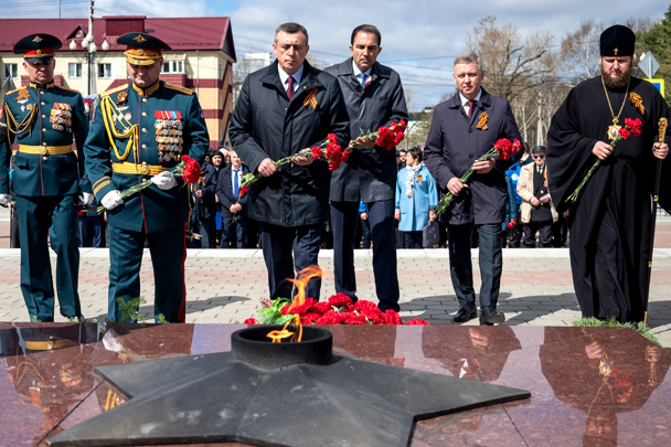 Временно исполняющий обязанности губернатора Сахалинской области Валерий Лимаренко (третий слева) во время возложения цветов к Вечному огню в рамках празднования 74-й годовщины Победы в Великой Отечественной войне. 