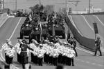 Военнослужащие во время военного парада в Казани&#160;(фото: Максим Богодвид/РИА Новости)