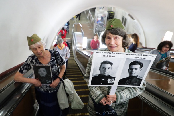 Участницы акции памяти «Бессмертный полк» в московском метро перед началом шествия в День Победы