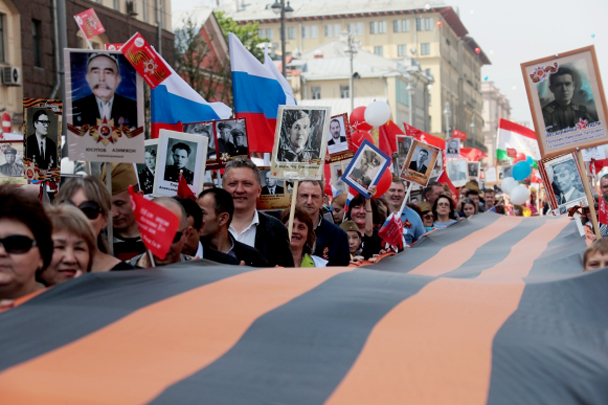 Участники акции «Бессмертный полк» в Москве несут по Тверской улице один из символов акции – гигантскую георгиевскую ленту 