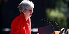 Премьер-министр Великобритании Тереза Мэй в пятницу объявила о своей скорой отставке с поста лидера Консервативной партии и, соответственно, с поста главы правительства. Свои полномочия она сложит 7 июня. Во время своей речи Мэй не смогла сдержать слез.
