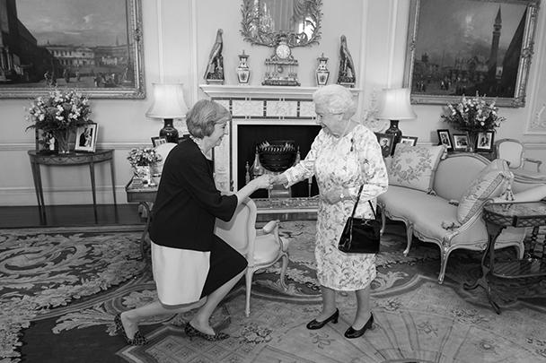 В июле 2016 года Мэй была приглашена на прием к королеве Великобритании Елизавете II в Букингемский дворец, чтобы получить одобрение на назначение премьер-министром