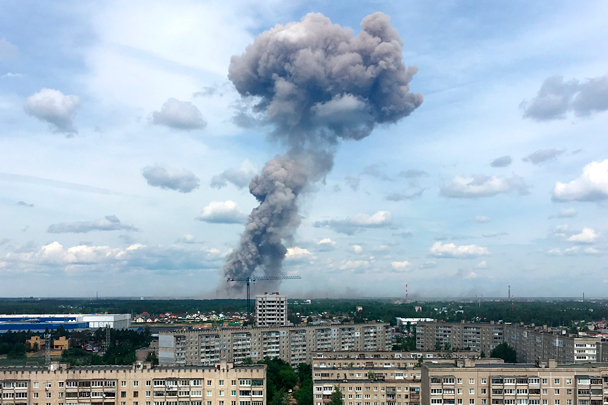 В результате взрыва одно из зданий завода полностью разрушено