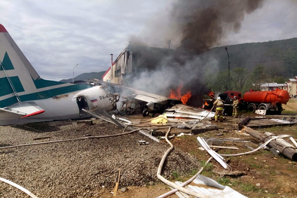 Совершая аварийную посадку в Нижнеангарске, самолет сначала выкатился за пределы ВПП, а затем врезался в здание очистных сооружений