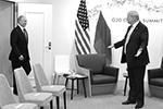 «Давно не виделись»: такими словами Владимир Путин приветствовал американского коллегу Дональда Трампа перед встречей на полях саммита G20 в Осаке. В последний раз лидеры России и США беседовали с глазу на глаз год назад в Хельсинки&#160;(фото: Kremlin Pool/Global Look Press)