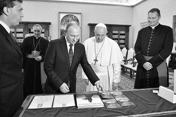 Также Путин подарил альбом с работами Микеланджело и диск с фильмом «Грех» Андрея Кончаловского, посвященного жизни этого художника