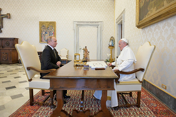 В ходе беседы обсуждалась жизнь приходов Римско-католической церкви в России, а также острые вопросы международной политики