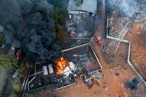Огонь перекинулся за электростанцию и несколько близлежащих зданий. Общая площадь пожара составила 1 тыс. кв. метров