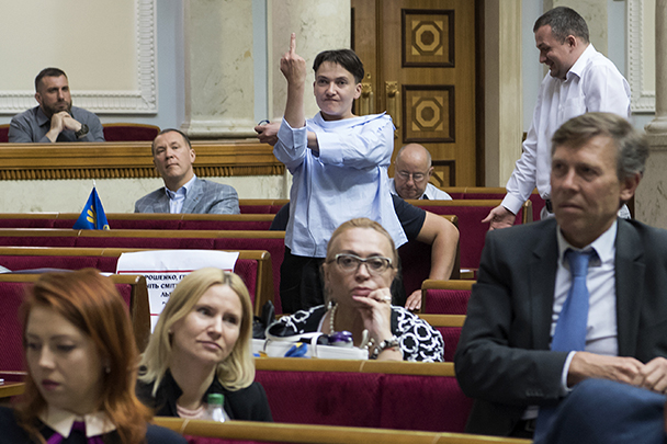 Надежда Савченко не лезла в карман не только за словом, но и за жестами. Так она отреагировала на заявления премьер-министра Владимира Гройсмана