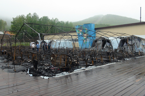В городке было 26 палаток, 20 из них сгорели. В лагере размещались 189 детей, четверо погибли, 12 человек пострадали