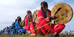 На байкальском острове Ольхон собралось около 40 шаманов из разных областей Сибири, чтобы провести обряд, который должен помочь прекращению лесных пожаров. Обряд, именуемый тайлаган, включил в себя подготовку к жертвоприношению, подношение даров и призвание счастья и удачи