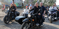 Владимир Путин приехал на байк-шоу «Тень Вавилона», которое проходит в Севастополе, за рулем мотоцикла «Урал» с российским флагом и в кожаной куртке. Главу государства встретили приветственными гудками