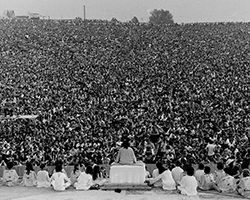 Некоторые из 500 тысяч гостей фестиваля, разместившихся на холме перед сценой (фото: общественное достояние)